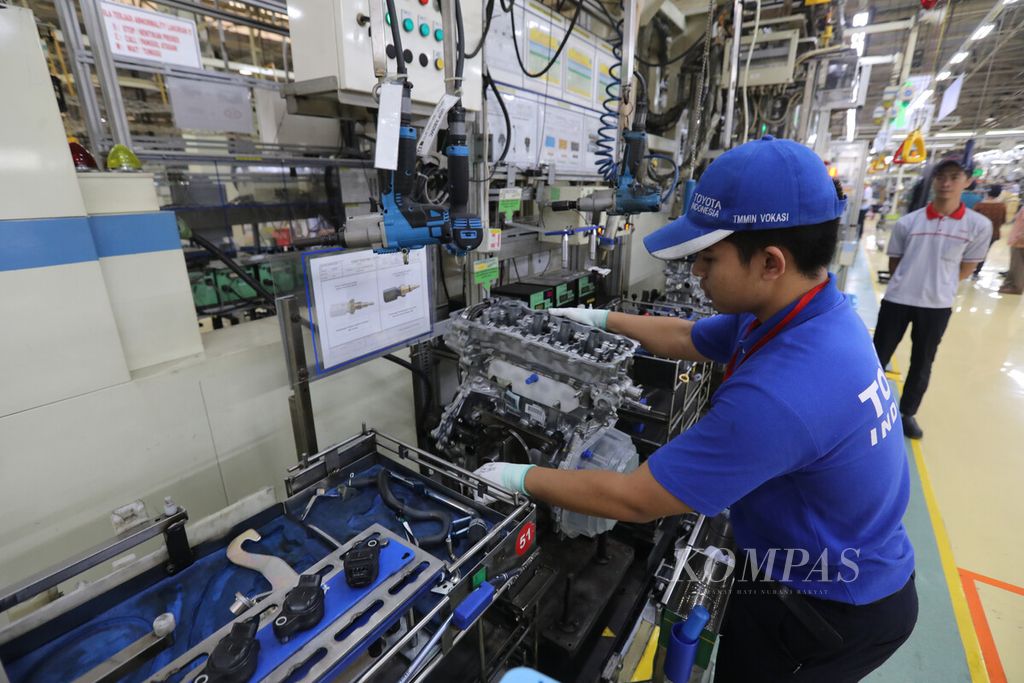 Mahasiswa Akademi Komunitas Toyota Indonesia mengikuti sesi praktek magang di lini produksi mesin pabrik Toyota Motor Manufacturing Indonesia di Kawasan Industri KJIE, Margamulya, Kecamatan Telukjambe, Karawang, Jawa Barat, Selasa (14/3/2023).