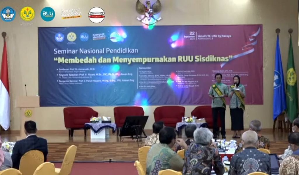 Suasana diskusi RUU Sisdiknas yang didukung Forum Rektor Indonesia di Universitas Negeri Jakarta. Pemerintah terus didesak untuk melibatkan berbagai pemangku kepentingan pendidikan secara bermakna dalam pembahasan RUU Sisdiknas.