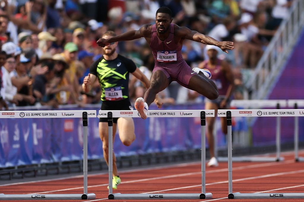 Atlet Amerika Serikat, Rai Benjamin, saat berlomba pada nomor lari gawang 400 meter pada ajang uji coba dan seleksi Olimpiade AS di Eugene, Oregon, 30 Juni 2024. 