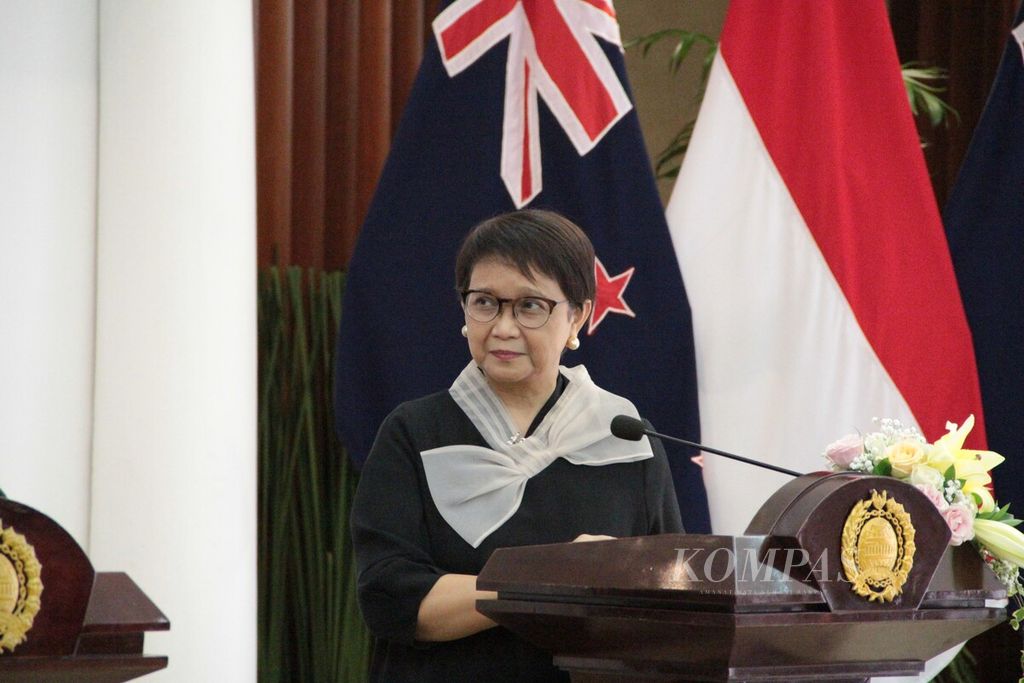 Menteri Luar Negeri Retno Marsudi saat konferensi pers bersama Menteri Luar Negeri Selandia Baru Winston Peters (tidak tampak) di Jakarta, Kamis (14/3/2024). 
