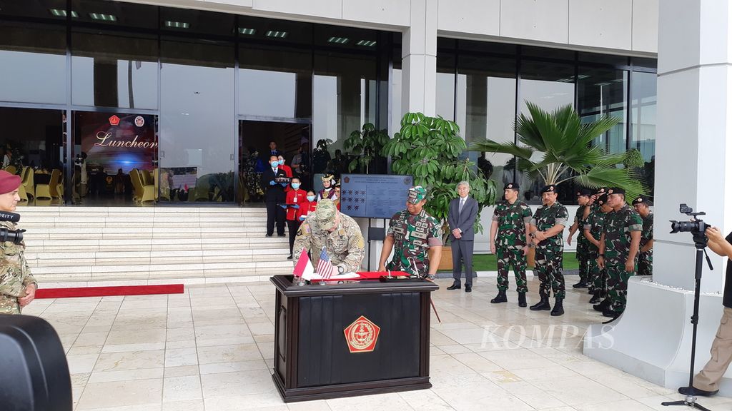 Panglima TNI Jenderal Andika Perkasa menerima kunjungan kehormatan Kepala Staf Gabungan Angkatan Bersenjata Amerika Serikat Jenderal Mark A Milley di Markas Besar TNI, Cilangkap, Jakarta Timur, Minggu (24/7/2022).