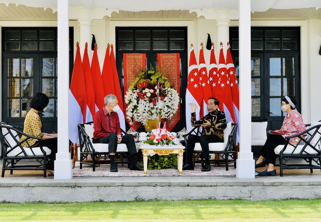 Presiden Joko Widodo dan Perdana Menteri Singapura Lee Hsien Loong bertemu informal di beranda The Sanchaya Resort Bintan, Kabupaten Bintan, Kepulauan Riau, Selasa (25/1/2022). Menteri Luar Negeri RI Retno Marsudi (kanan) dan Menteri Senior Negara Singapura Sim Ann (kiri) juga ikut dalam pertemuan.