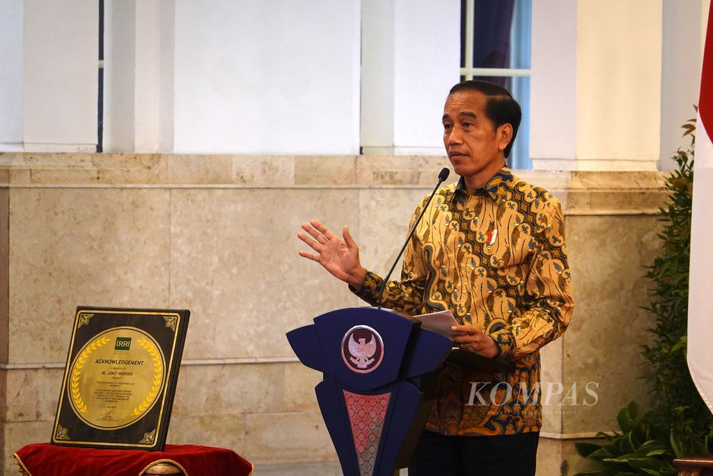 Presiden Joko Widodo ketika memberikan sambutan pada acara penyerahan penghargaan dari Institut Penelitian Padi Internasional (IRRI) kepada Pemerintah Republik Indonesia yang digelar di Istana Negara Jakarta, Minggu (12/8/2022). 