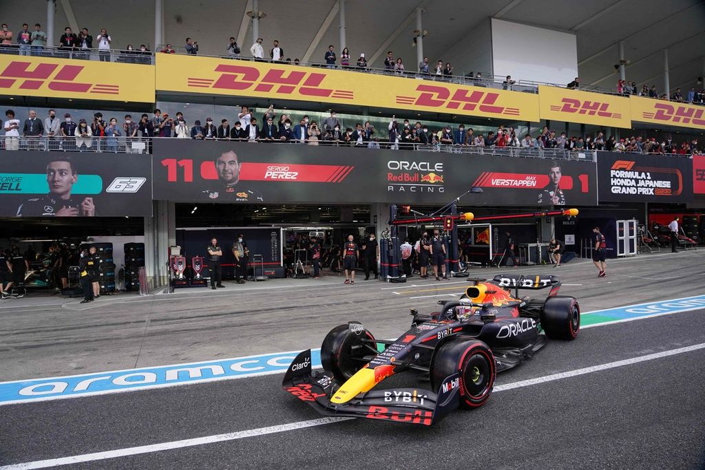 Pebalap Red Bull, Max Verstappen, meninggalkan pit lane saat sesi kualifikasi Grand Prix Formula 1 seri Jepang di Sirkuit Suzuka, Prefektur Mie, Sabtu (8/10/2022). Verstappen berhasil meraih pole position dalam balapan yang digelar Minggu (9/10/2022).