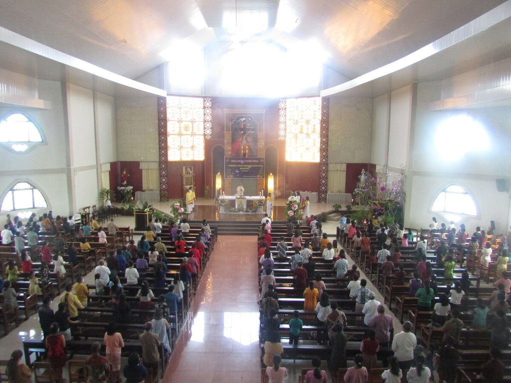 Misa awal tahun 2021 di Gereja Katolik Santo Yoseph Pekerja Kupang, NTT dipimpin Uskup Agung Kupang Mgr Petrus Turang Pr, Jumat (1/1/2021). Ratusan umat katolik hadir mengikuti misa dengan tetap mentaati protokol kesehatan.