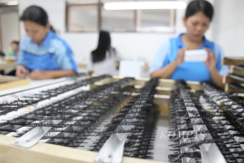 Para karyawan PT Shinhan Creatindo, salah satu perusahaan penanaman modal dalam negeri (PMDN) di Purbalingga, Jawa Tengah, sedang menyelesaikan pembuatan bulu mata palsu, Senin (23/5/2011). 