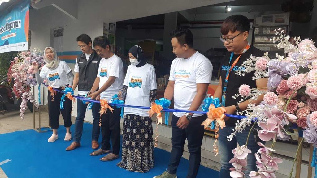 Tim dari Dagangan meresmikan revitalisasi Toko Hartono sebagai mitra Sobat Dagang di Arcawinangun, Purwokerto, Kabupaten Banyumas, Jawa Tengah, Jumat (14/4/2023).