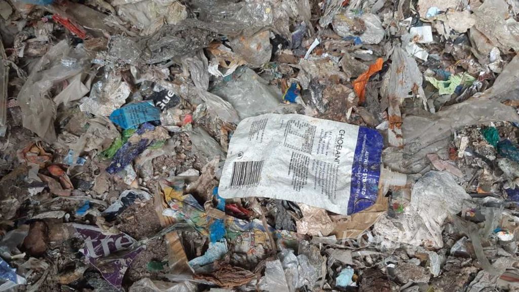 Tumpukan sampah plastik impor limbah dari pabrik kertas menumpuk di Desa Tropodo, Sidoarjo, Selasa (19/11/2019). Berdasar label yang tertera, sampah berasal dari berbagai negara, seperti Amerika Serikat, Australia, Inggris, dan Yunani.