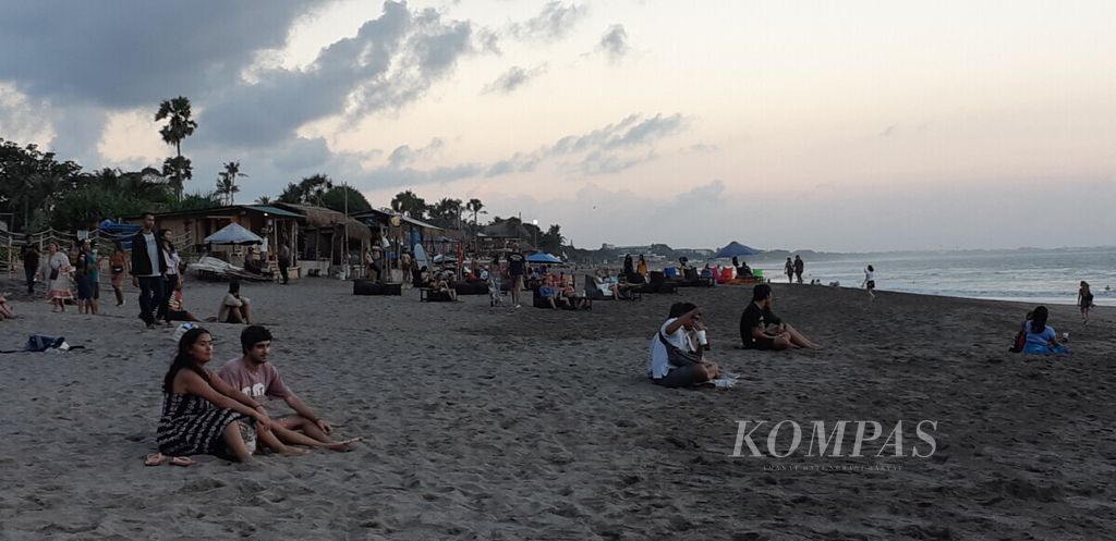 Wisatawan domestik dan manca berbaur menikmati pantai di Berawa, Badung, Bali, Kamis (23/5/2019).