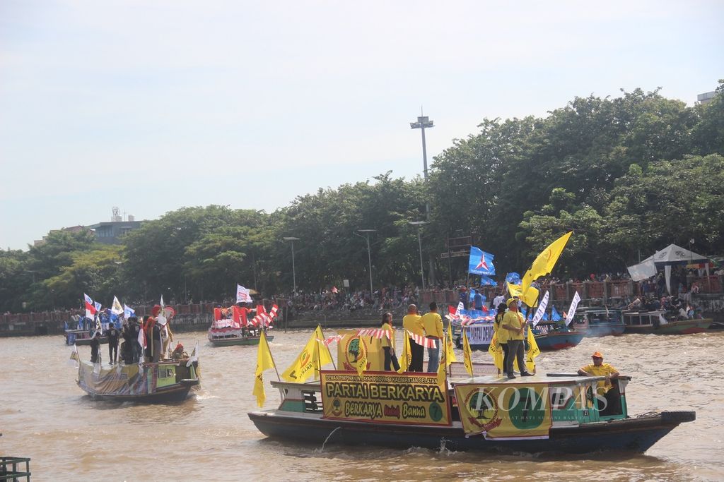 Kirab perahu partai politik peserta pemilihan umum 2019 dengan menyusuri Sungai Martapura, di Kota Banjarmasin, Kalimantan Selatan, Minggu (8/4/2018).