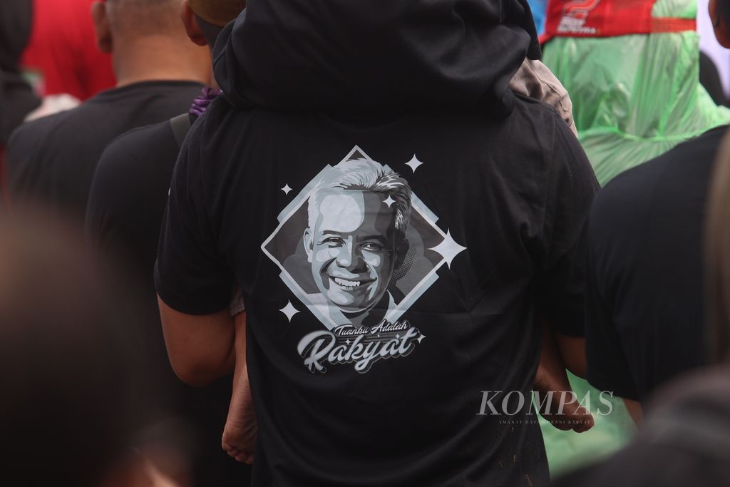 Kaus bergambar calon presiden nomor urut 3, Ganjar Pranowo, dikenakan simpatisan saat mengikuti kampanye akbar di Benteng Vastenburg, Surakarta, Jawa Tengah, Sabtu (10/2/2024). 