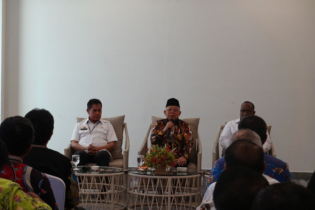 Wakil Presiden Maruf Amin berdialog dengan pemuka gereja dari Persekutuan Gereja-gereja Papua dan Persekutuan Gereja-gereja Papua Barat, Rabu (11/10/2023), di Abepura, Papua.