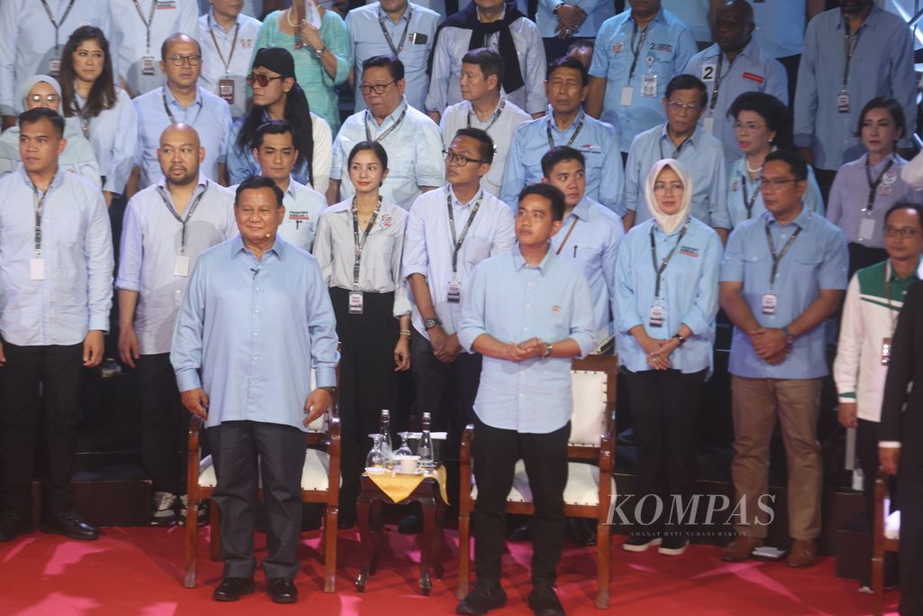 Pasangan calon presiden-calon wakil presiden Prabowo Subianto-Gibran Rakabuming Raka mengikuti debat yang diselenggarakan Komisi Pemilihan Umum (KPU) di kantor KPU, Jakarta, Selasa (12/12/2023). 