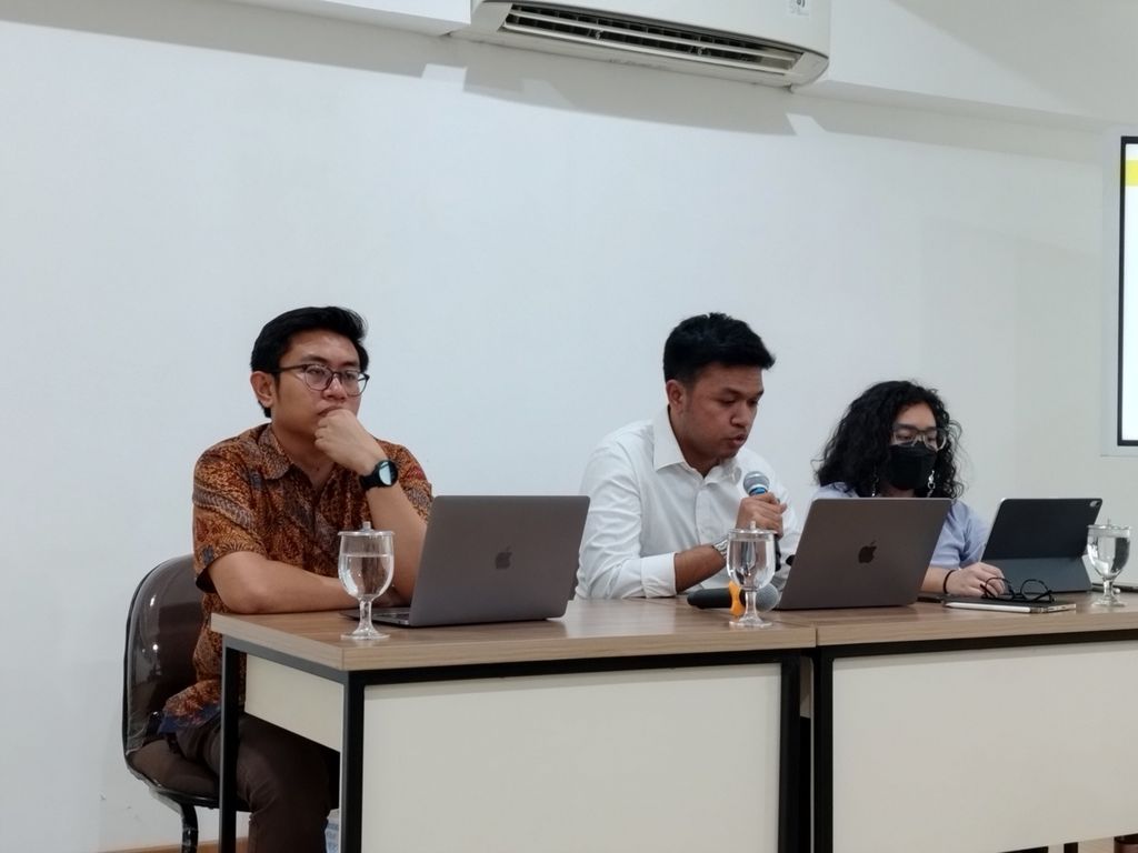 Peneliti Makroekonomi dan Pasar Keuangan Lembaga Penyelidikan Ekonomi dan Masyarakat Fakultas Ekonomi dan Bisnis Universitas Indonesia Teuku Riefky (tengah) dalam acara rilis Indonesia Economic Outlook Q2-2023 bertajuk Back to the Old Normal yang diadakan oleh LPEM FEB UI, di Jakarta, Kamis (4/5/2023).