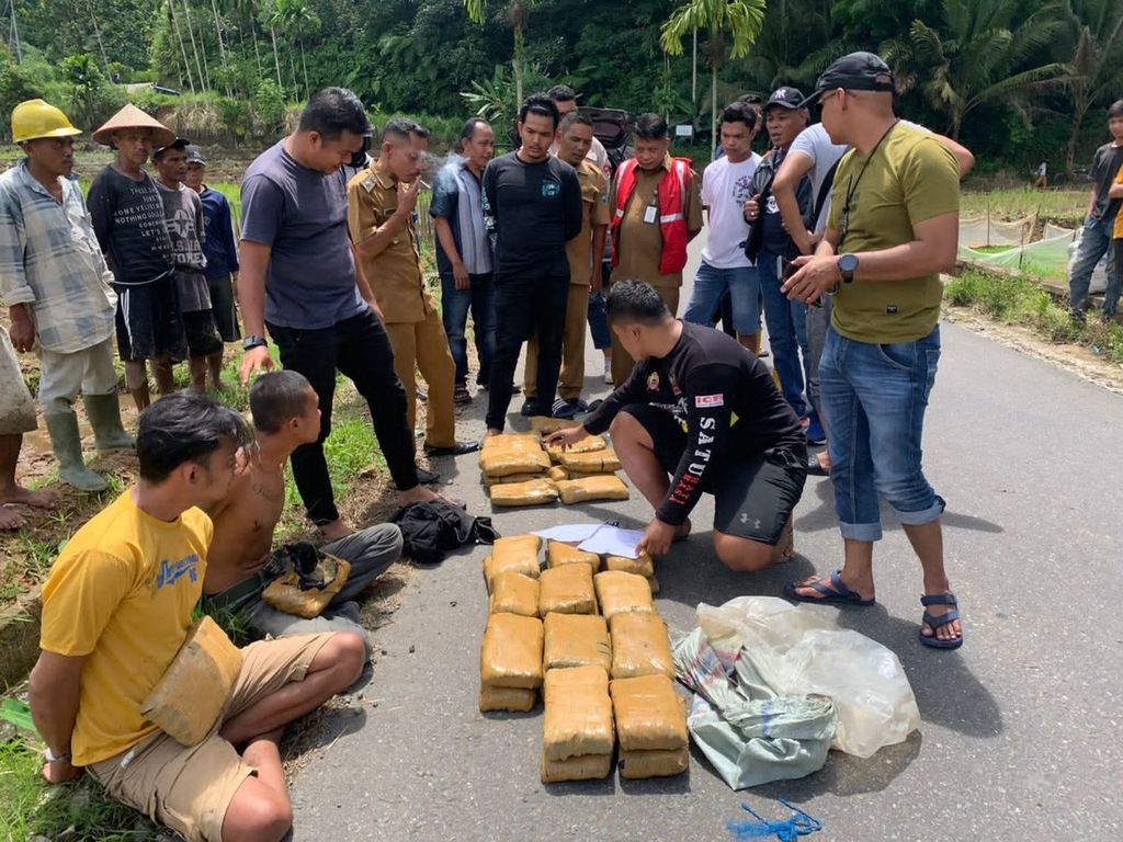 Tim gabungan BNNP Sumatera Barat dan BNNK Pasaman Barat menangkap dua kurir ganja di Jorong Simpang Tigo, Nagari Simpang, Kecamatan Simpang Alahan Mati, Pasaman, Selasa (20/9/2022). Mereka ditangkap saat mengangkut 40 paket ganja seberat 39,945 kg dari Aceh dengan minibus.