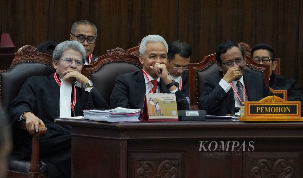 Ketua tim kuasa hukum pemohon, Todung Mulya Lubis (kiri), bersama capres Ganjar Pranowo (tengah) dan cawapres Mahfud MD (kanan)  menjelang sidang pendahuluan perkara Perselisihan Hasil Pemilihan Umum (PHPU) Pemilihan Presiden dalam Pemilu 2024 di Mahkamah Konstitusi, Jakarta, Rabu (27/3/2024).