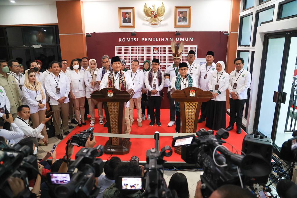 Ketua Umum Partai Gerindra Prabowo Subiyanto (kiri) bersama Ketua Umum Partai Kebangkitan Bangsa (PKB) Muhaimin Iskandar di Gedung Komisi Pemilihan Umum (KPU), Jakarta, Senin (8/8/2022).  