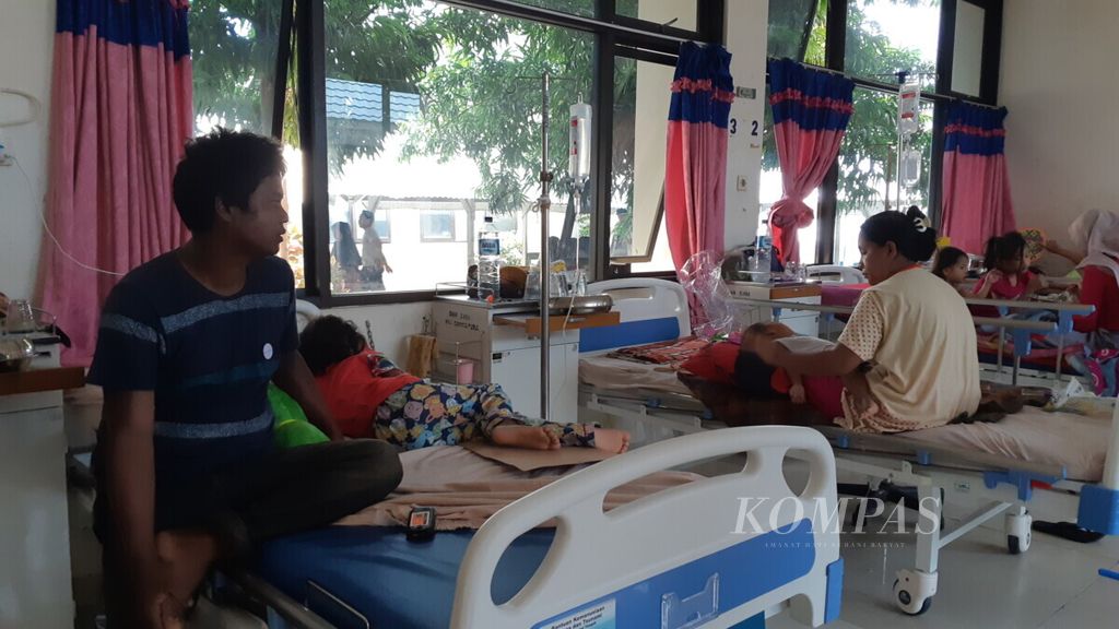 Sebagian anak yang keracunan makanan yang dibagikan saat ini dirawat di Rumah Sakit Umum Daerah Anatapura Palu, Sulawesi Tengah, Senin (22/1/2019).