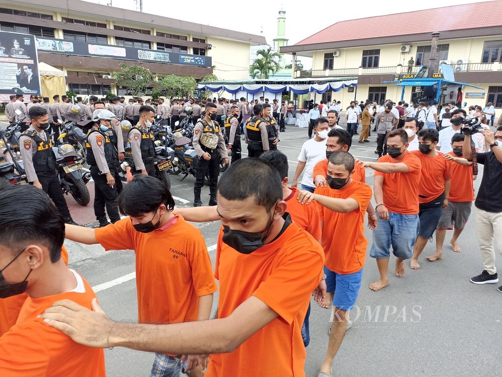 Petugas menggiring para tersangka kasus peredaran gelap narkoba di Kepolisian Resor Kota Besar Medan, Sumatera Utara, Selasa (11/1/2022). 