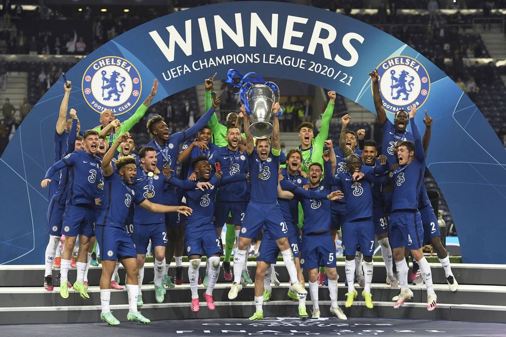 Para pemain Chelsea merayakan gelar juara seusai mengalahkan Manchester City dalam babak final Liga Champions Eropa di Stadion Dragao, Porto, Portugal, Minggu (30/5/2021) dini hari WIB. 