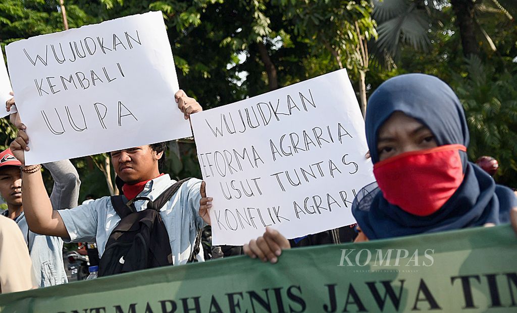 Mahasiswa yang tergabung dalam Front Marhaenis Jatim berunjuk rasa di depan Gedung Grahadi di Surabaya, Jumat (2/10/2015). Mereka menunutut dituntaskannya kasus pembunuhan di Lumajang dan memaksa pemerintah untuk mengusut tuntas setiap konflik agraria.