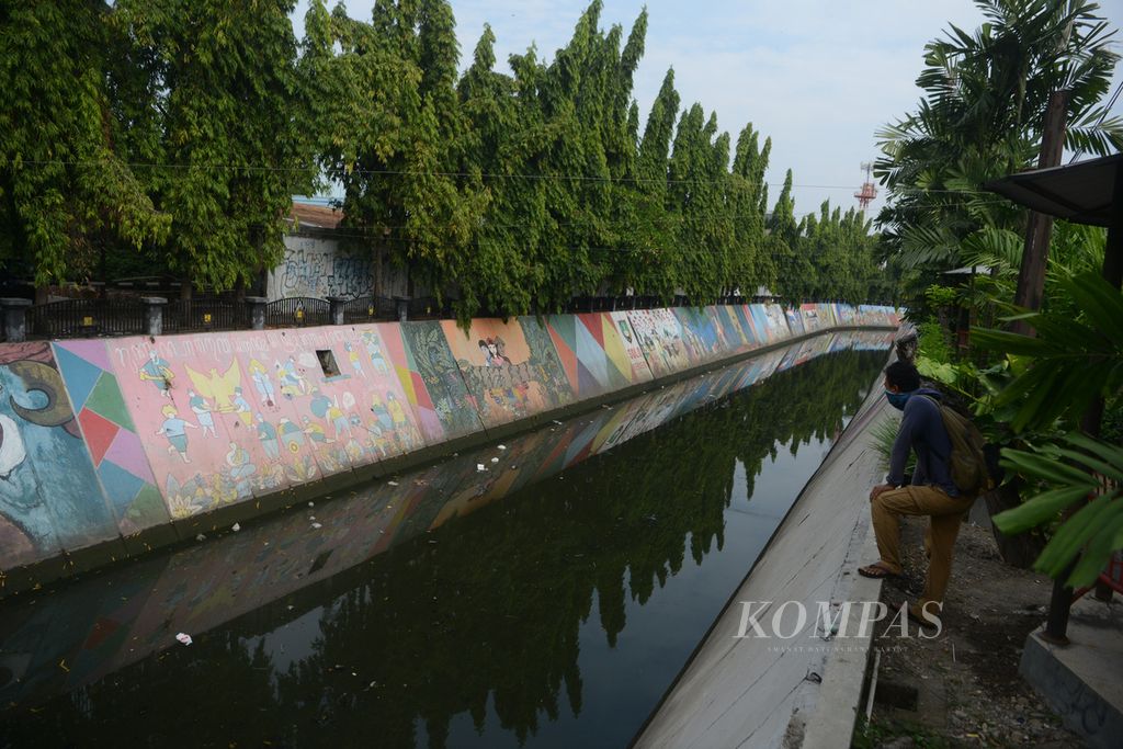 Mural menghiasi tepi Kali Pepe di kawasan Sudiroprajan, Surakarta, Jawa Tengah, Selasa (4/8/2020). Sungai tersebut dikembangkan masyarakat setempat untuk obyek wisata.