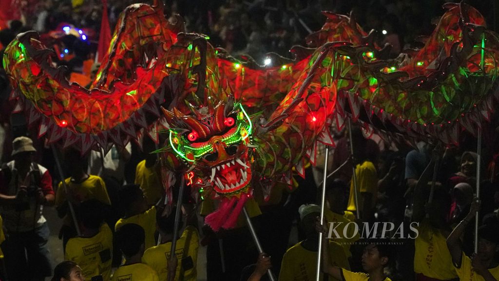 Atraksi naga liong saat acara arak-arakan Bogor Street Fest Cap Go Meh 2020 di Jalan Suryakencana, Bogor, Jawa Barat, Sabtu (8/2/2020). Ribuan warga dengan berbagai latar belakang dan etnis berbaur menyambut dengan antusias acara ini. 