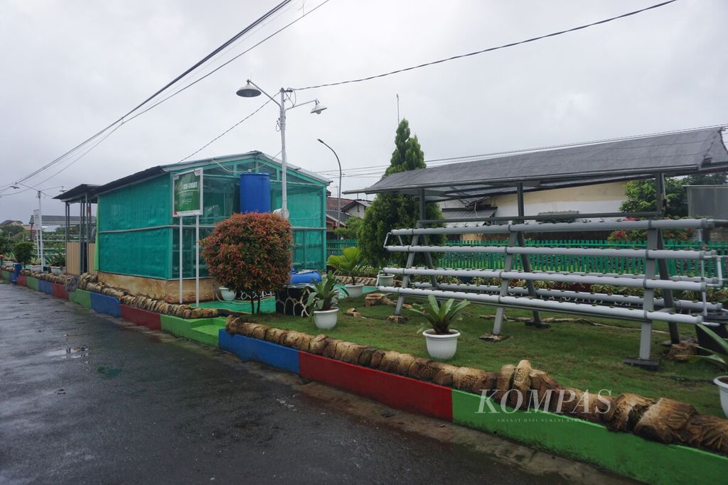 Suasana bantaran rel dan Eco Smart Green House di Kampung KB Gadis, Kelurahan Tegalreja, Cilacap Selatan, Kabupaten, Cilacap, Jawa Tengah, Kamis (13/10/2022). Eco Smart Green House sebagai tempat penyemaian bibit sayur telah menggunakan panel surya demi mendukung kemandirian energi.