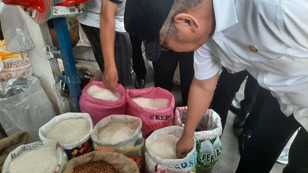 Penjabat Gubernur Kalimantan Barat Harisson meninjau harga beras di Pasar Flamboyan, Kota Pontianak, Kalimantan Barat, Jumat (15/9/2023).