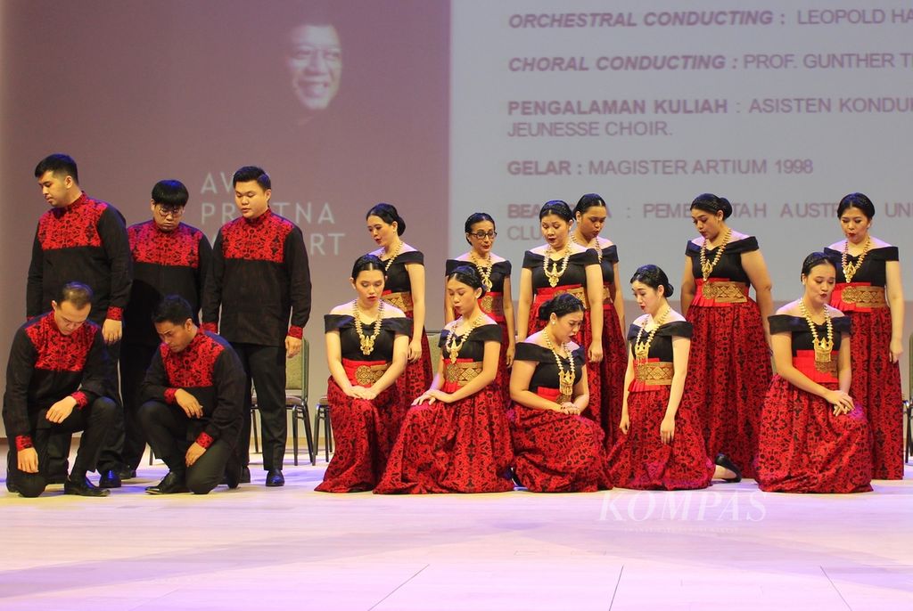 Penampilan paduan suara Batavia Madrigal Singers (BMS) di Balai Resital Kertanegara, Jakarta, Selasa (7/6/2022). 