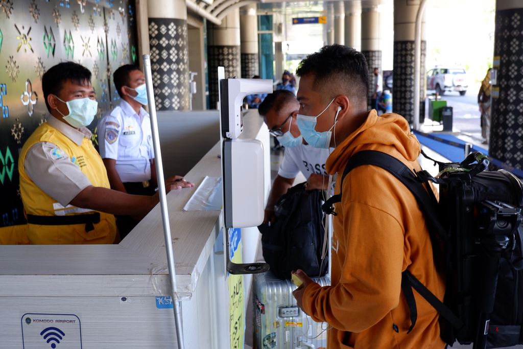 Ilustrasi pengukuran suhu tubuh calon penumpang di bandara. Foto diambil di Bandara Internasional Komodo, Manggarai Barat, Nusa Tenggara Timur, pada 26 Maret 2021. 