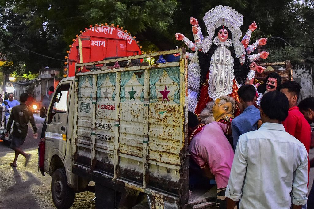 Para penganut Hindu membawa patung tanah liat dewi Durga di sebuah bengkel saat perayaan festival Navratri yang sedang berlangsung di Allahabad, Senin (11/10/2021). Festival Hindu Navratri telah dimulai di India dan di seluruh dunia, dengan jutaan orang merayakan Dewi Durga dengan berpuasa. 