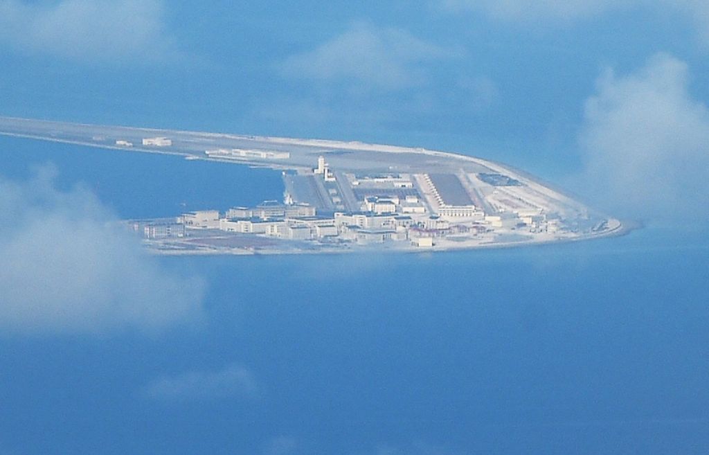 Terumbu Subi yang diklaim China terlihat dari pesawat angkatan udara Filipina, saat Menteri Pertahanan Delfin Lorenzana bersama dengan beberapa wartawan mengunjungi Pulau Thitu yang diklaim Filipina tepat di seberang terumbu Subi di Spratlys pada 21 April 2017.