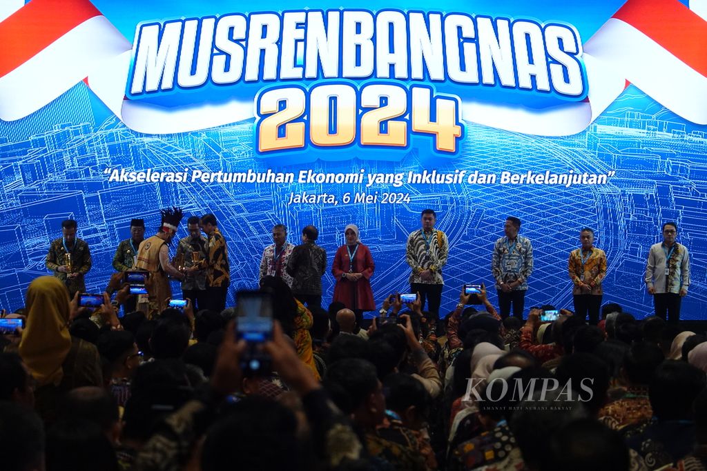 Presiden Joko Widodo memberikan penghargaan kepada beberapa daerah dalam acara Musyawarah Perencanaan Pembangunan Nasional atau Musrenbangnas Tahun 2024, di Jakarta, Senin (6/5/2024). Kepala daerah yang mewakili menerima penghargaan antara lain adalah penjabat gubernur DKI Jakarta dan penjabat gubernur Jawa Barat. 