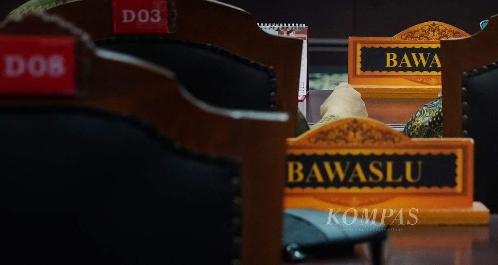 Penanda tempat duduk Badan Pengawas Pemilu sebagai pihak terkait dalam sidang PHPU pemilihan legislatif panel 1 di Mahkamah Konstitusi, Jakarta, Senin (29/4/2024). 