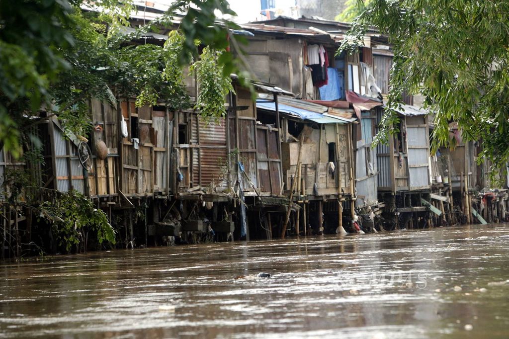 Pemandangan bantaran Sungai Ciliwung di kawasan Kampung Melayu, Jakarta, identik dengan permukiman kumuh dan sampah, seperti terlihat saat Tim Ekspedisi Ciliwung <i>Kompas</i> 2009 melewati kawasan tersebut, Selasa (20/1/2009).