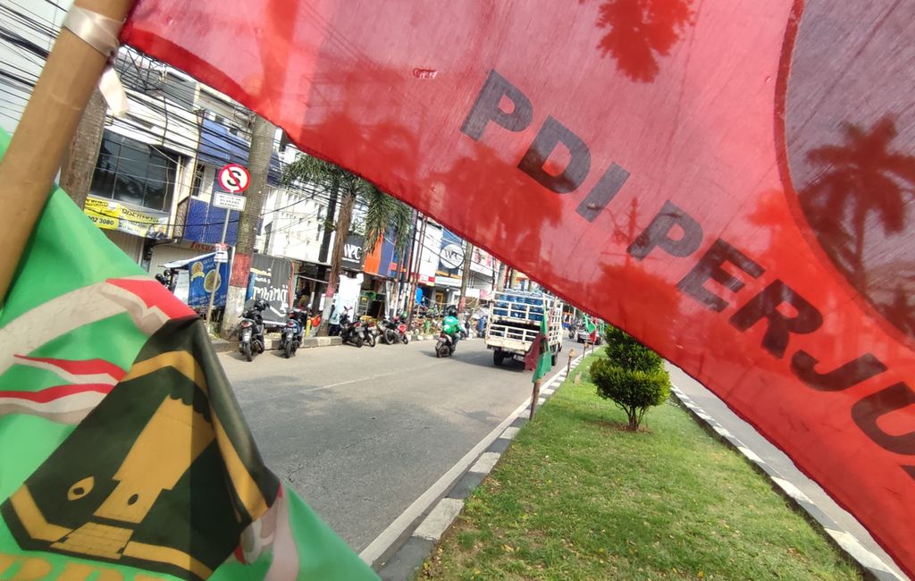 Flags of political parties on the edge of Jalan Cinere Raya, Depok, West Java, Wednesday (30/3/2022). Even though the election is still two years away, political parties have installed party attributes in public places.