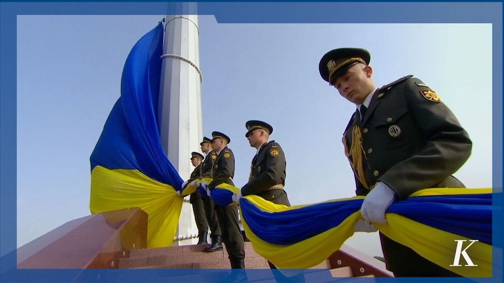 residen Ukraina Volodymyr Zelenskyy menghadiri upacara pengibaran bendera Ukraina untuk menandai Hari Bendera Nasional pada hari Selasa, 23 Agustus 2022. Hari Bendera Nasional dirayakan sehari sebelum peringatan Kemerdekaan Ukraina yang jatuh setiap tanggal 24 Agustus. Tahun ini, peringatan kedua hari besar Ukraina itu berlangsung di tengah perang Rusia-Ukraina.