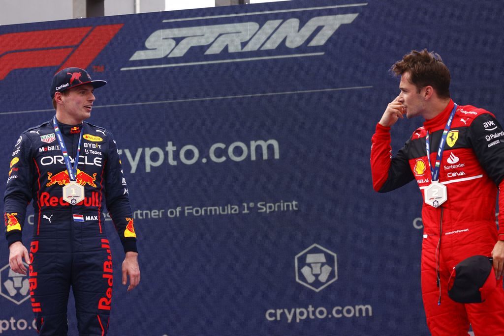 Pebalap Red Bull, Max Verstappen (kiri), dan pebalap Ferrari, Charles Leclerc, berbincang setelah berakhirnya balapan sprint di Grand Prix Formula 1 seri Emilia Romagna di Sirkuit Imola, Italia, Sabtu (23/4/2022).