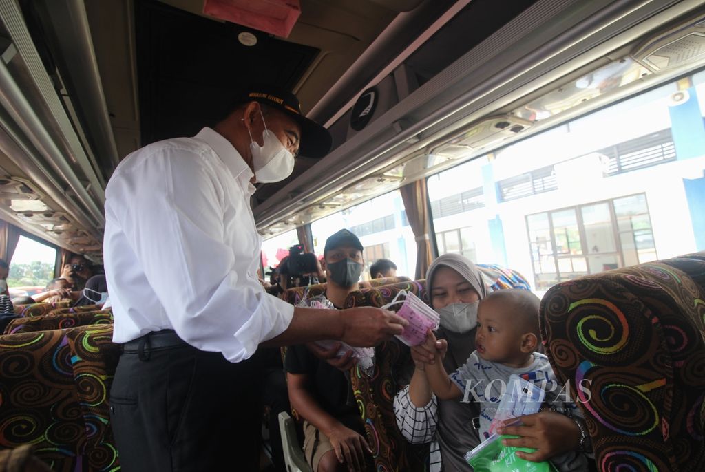 Menteri Koordinator Bidang Pembangunan Manusia dan Kebudayaan Muhadjir Effendy memberikan masker kepada penumpang yang mengikuti mudik gratis di Terminal Jatijajar, Kota Depok, Jawa Barat, 28 April 2022. 