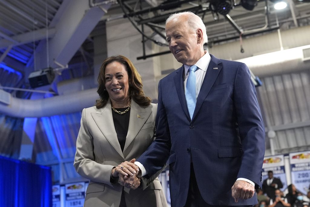 Calon presiden dari Partai Demokrat, Wakil Presiden Kamala Harris (kiri), dan Presiden Joe Biden meninggalkan acara tempat mereka membahas upaya pemerintah untuk menurunkan biaya obat resep, di Prince Georges Community College di Largo, Kamis (15/8/2024). 