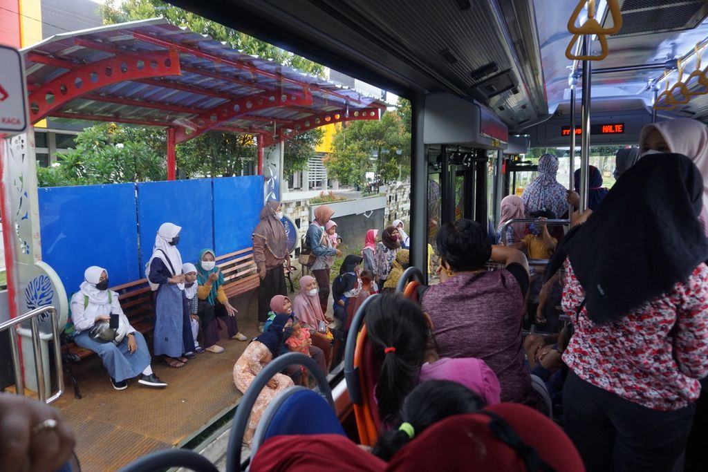 Warga antusias mencoba Bus Transbanyumas Koridor 3 secara gratis di Purwokerto, Banyumas, Jawa Tengah, Selasa (7/12/2021).