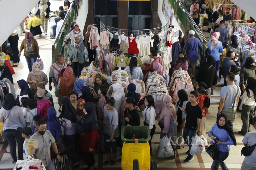 Pengunjung memenuhi setiap lorong di Blok A Pasar Tanah Abang, Jakarta, untuk berbelanja pakaian Lebaran, Selasa (18/4/2023). Momentum Lebaran kali ini benar-benar dimanfaatkan oleh para pedagang untuk menangguk keuntungan setelah pada dua kali Lebaran sebelumnya  buntung karena Covid-19. 