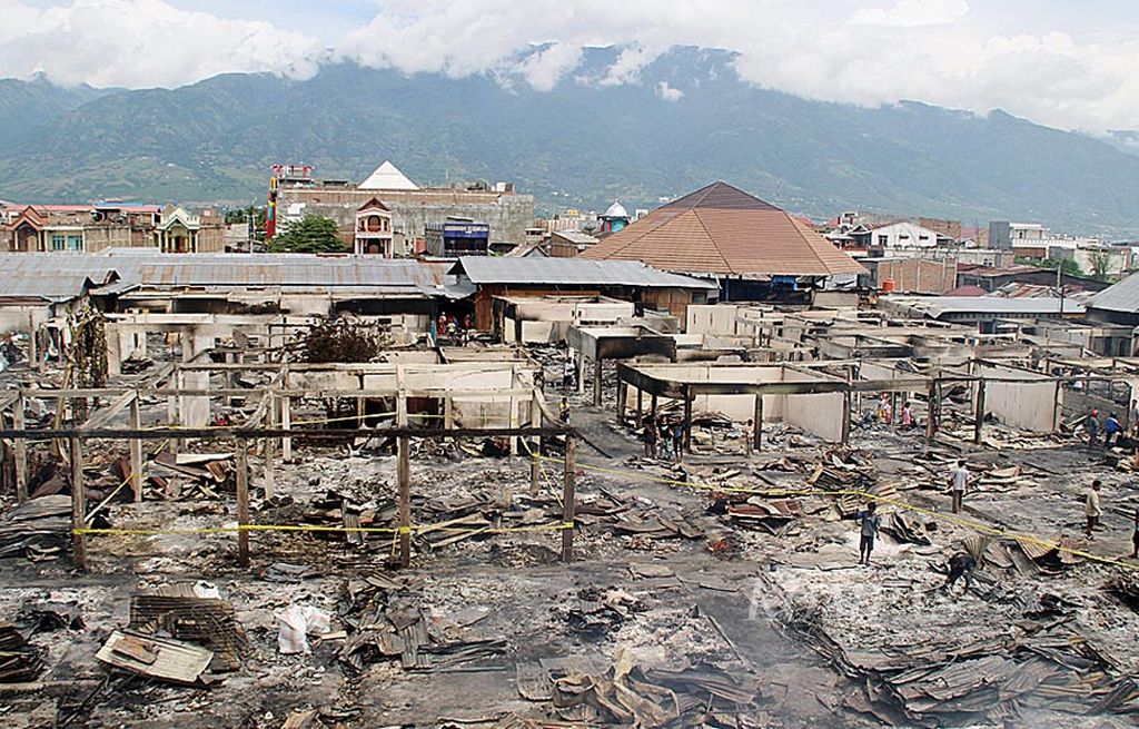 Puing kebakaran Pasar Masomba di Kota Palu, Sulawesi Tengah, seperti terlihat pada Rabu (9/8). Pasar tradisional terbesar kedua tersebut terbakar pada Selasa malam. Api melalap sekitar 300 kios pedagang.