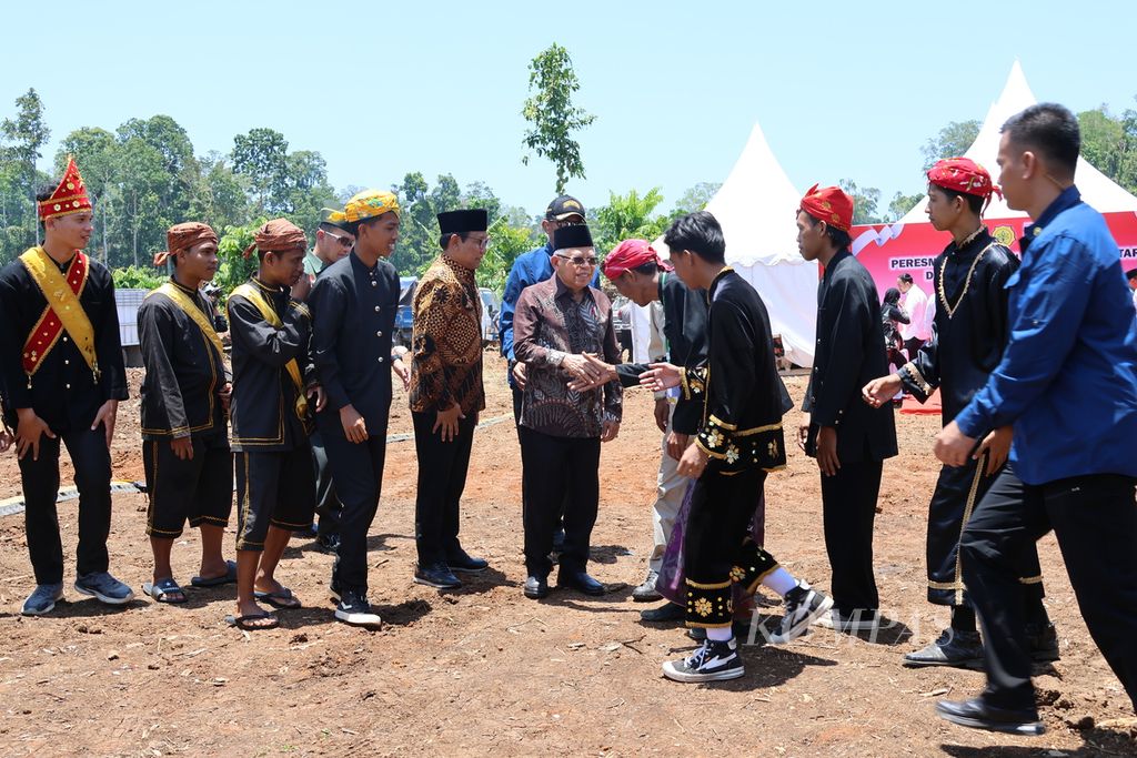 Para penari berfoto bersama Wakil Presiden Maruf Amin seusai pembukaan Kawasan Pangan Nusantara di Kabupaten Donggala, Sulawesi Tengah, Rabu (4/10/2023).