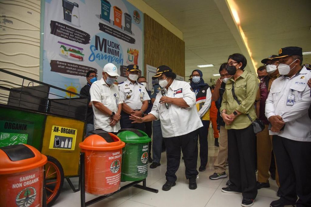 Menteri Lingkungan Hidup dan Kehutanan Siti Nurbaya Bakar (tengah) saat meninjau persiapan mudik minim sampah di Pelabuhan Tanjung Priok, Jakarta, Selasa (26/4/2022).