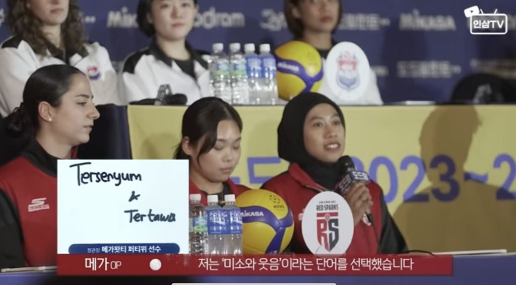 Pemain bola voli Indonesia, Megawati Hangestri Pertiwi (kanan), berbicara di Media Day Liga Voli Korea, ditemani penerjemah, Sol, dan rekan setimnya di Daejeon Jung Kwan Jang Red Sparks, Giovanna Milana, pada pertengahan Oktober 2023.