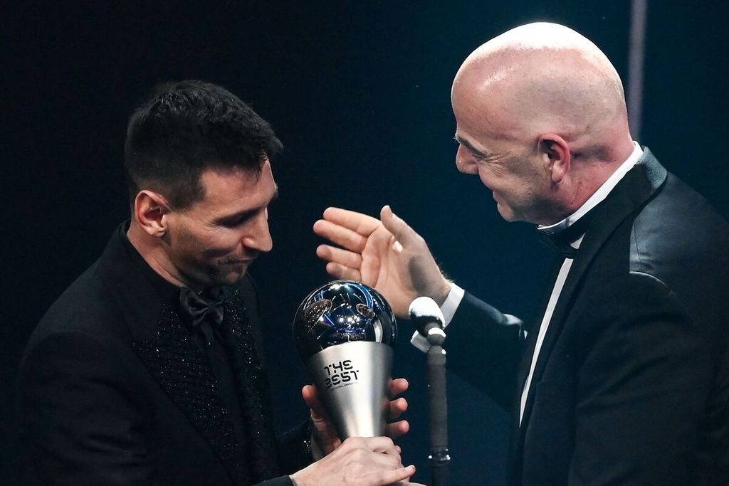 Penyerang tim nasional Argentina, Lionel Messi (kiri), menerima penghargaan pemain terbaik dunia FIFA yang diserahkan Presiden FIFA Gianni Infantino dalam seremoni di Paris, Perancis, Selasa (28/2/2023) dini hari WIB.