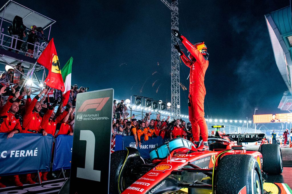 Mobil yang dikemudikan pebalap Ferrari, Carlos Sainz Jr, berhasil masuk finis pertama pada balapan Formula 1 seri Singapura, Minggu (17/9/2023). 