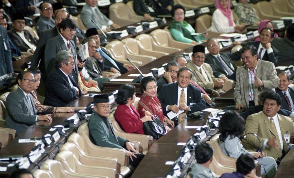 Ketua umum PDIP, Megawati Soekarnoputri bersama Ketua Umum Partai Golkar, Akbar Tanjung dan sejumlah anggota MPR lainnya menjelang pengucapan Sumpah Jabatan KH Abdurrahman Wahid sebagai Presiden keempat RI periode 1999 - 2004 pada Sidang Paripurna MPR, Rabu (20/10/1999) malam.
